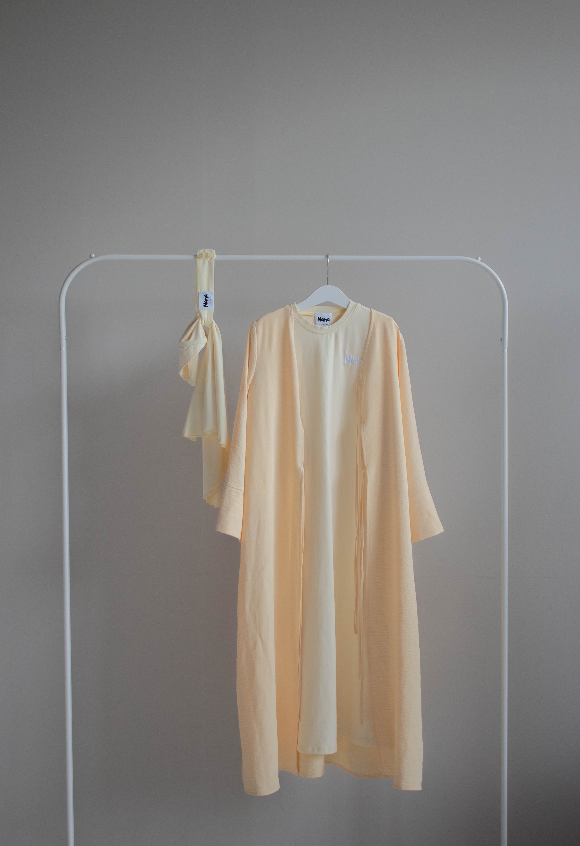 Butter Yellow Bundel – 3-Delige Set met Dress, Abaya & Hijab