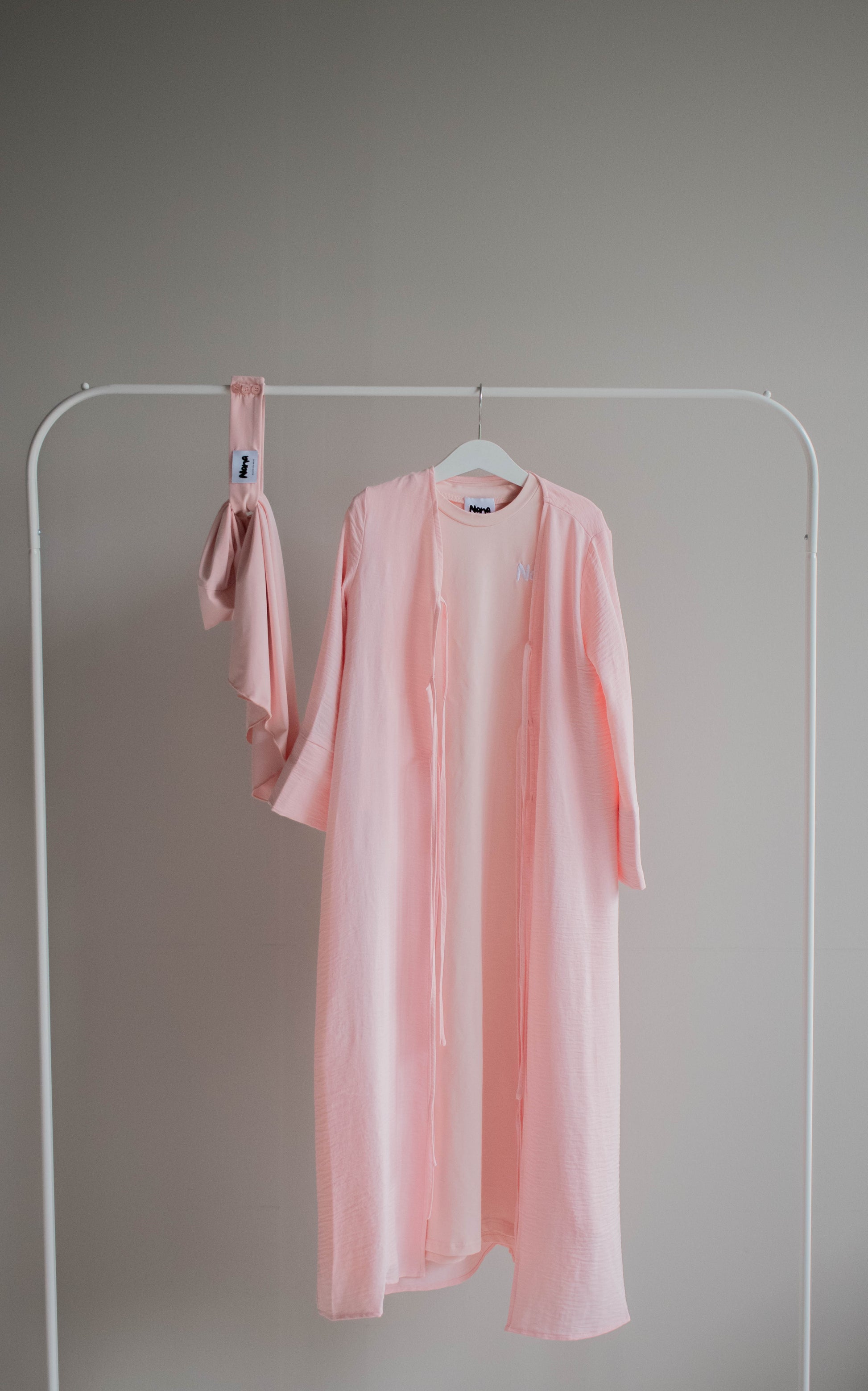 Pastel Pink Bundel – 3-Delige Set met Dress, Abaya & Hijab